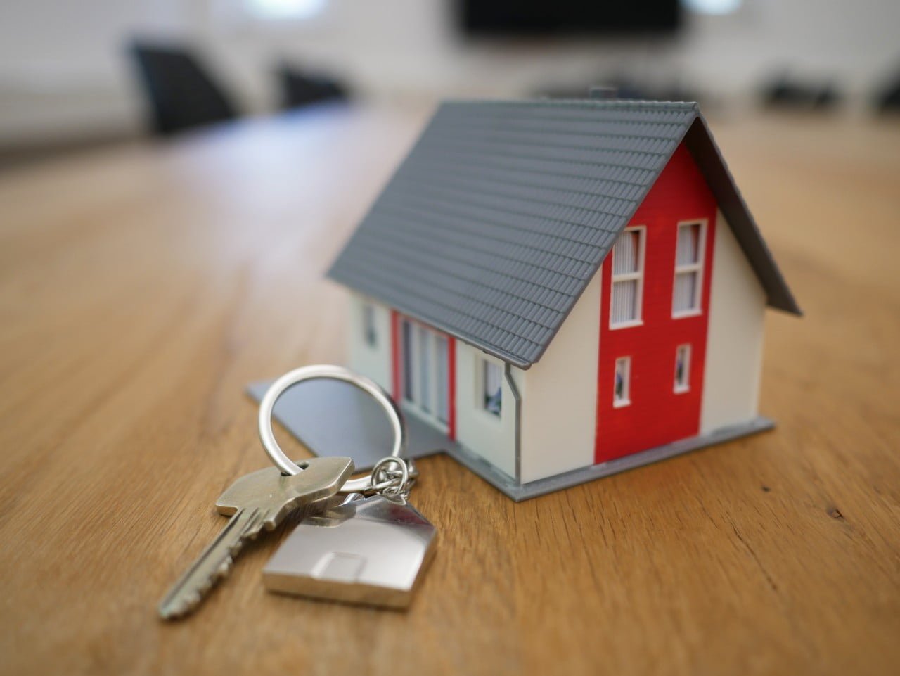 photo of toy house and set of keys to illustrate mortgage rating and credit score