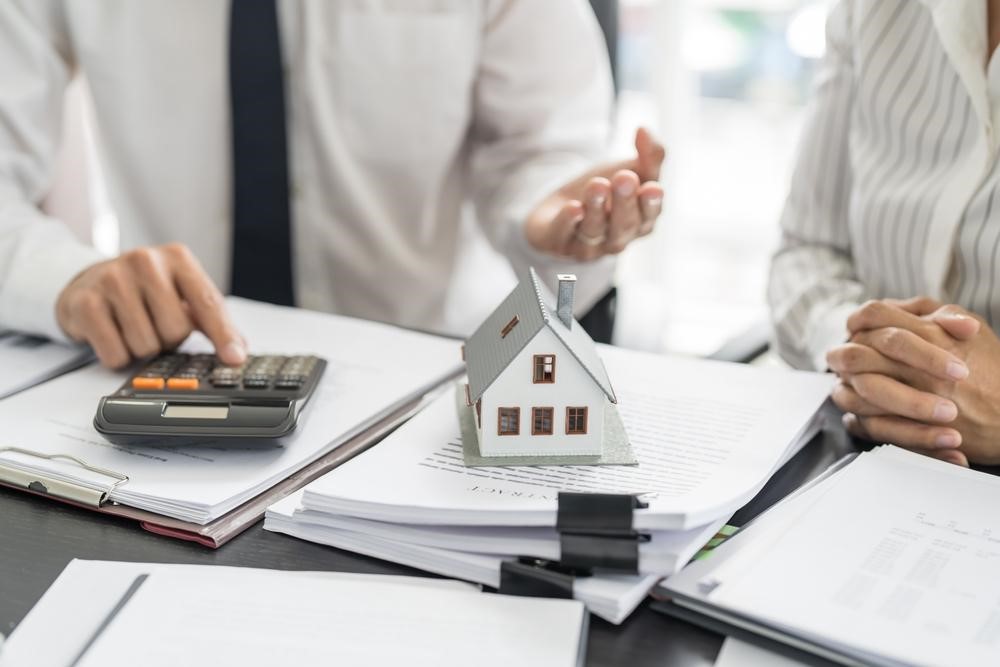 How to Build a “Cash to Close” Homebuying Plan Without Draining Your Emergency Fund